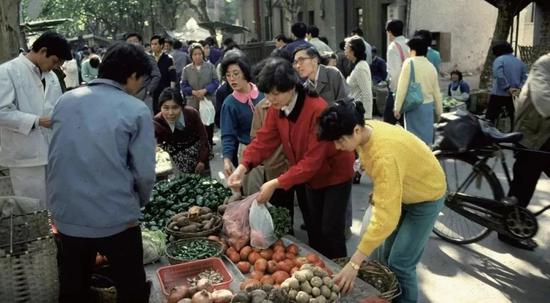 80年代末，上海的一处农贸市场