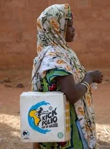 尼日利亚索科托上门递送疫苗的妇女 | gatesfoundation.org