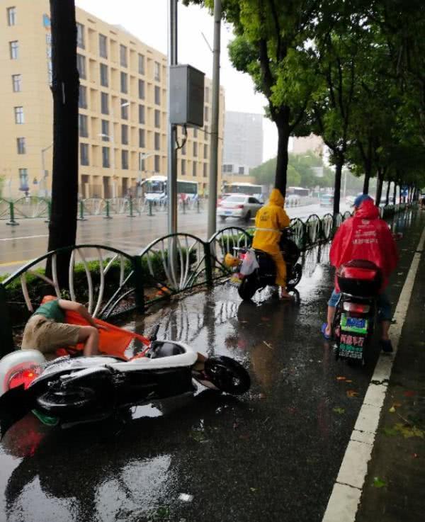 【博狗扑克】上海穿外卖员衣服男子撞倒他人离开现场:警方调查中 【博狗扑克】上海穿外卖员衣服男子撞倒他人离开现场:警方调查中