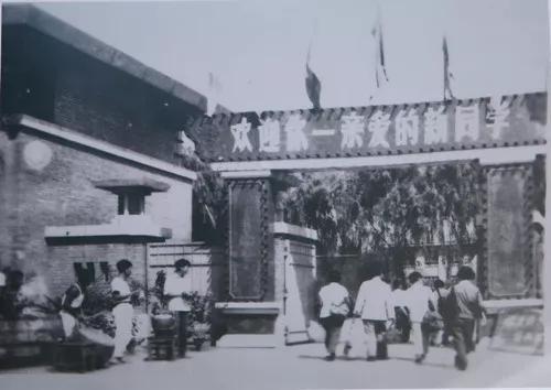 第一颗人造卫星 1958年9月,中国科学技术大学首届学生入学(图片来自网络)