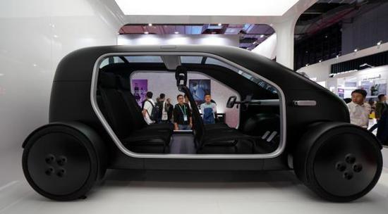 11月6日，首届中国国际进口博览会上，观众在观看一种新型电动车。