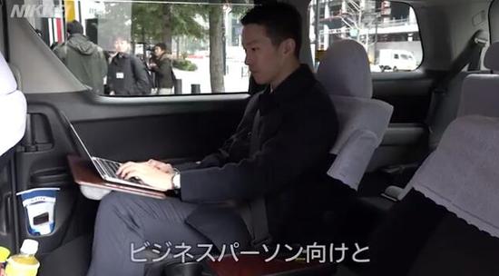 座椅前方有小桌板,方便在车上使用电脑