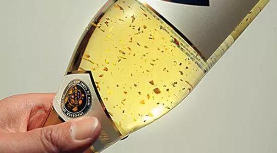  金箔酒让人沉醉的不止是琼浆玉液，而是精神上的尊贵感 （图片来源：http://finance.sina.com.cn）