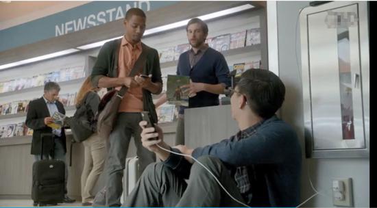 三星Galaxy S5的“The Next Big Thing is Here”系列广告,开足马力嘲讽苹果。