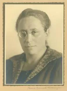 1933年,德国数学家埃米·诺特(Emmy Noether)被纳粹政权赶出哥廷根大学(University of Gottingen),移居美国,在布林莫尔学院(Bryn Mawr College)和高等研究院(Institute for Advanced Study)任教。
