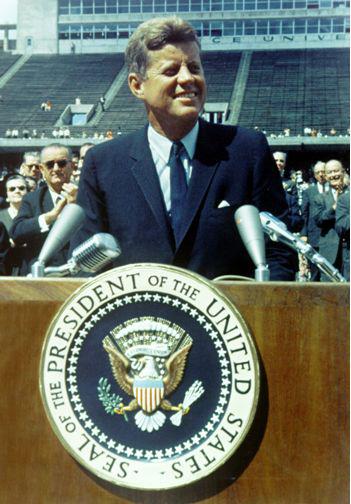 1962年9月12日,美国时任总统约翰·肯尼迪发表关于“阿波罗”筹划的演讲