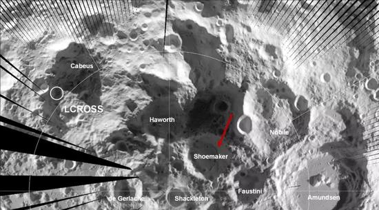 月球南极的舒梅克陨石坑（红色箭头）。来源：维基