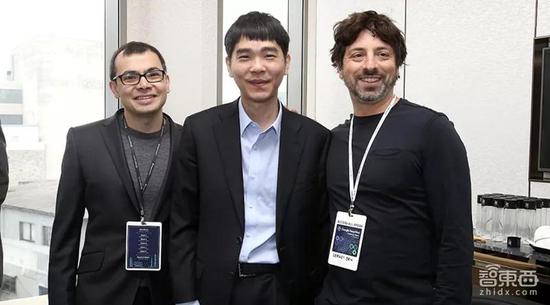 ▲DeepMind创始人兼首席执行官Demis Hassabis(左)、韩国围棋冠军李世石(中)、Alphabet联合创始人Sergey Brin(右)的合照