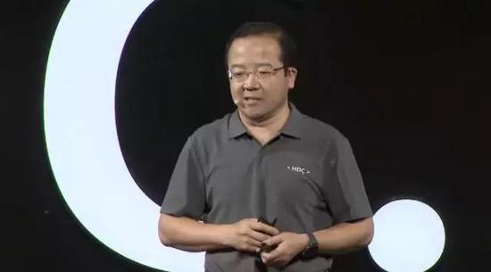 图注:8月9日开发者大会上,王成录发布EMUI 10