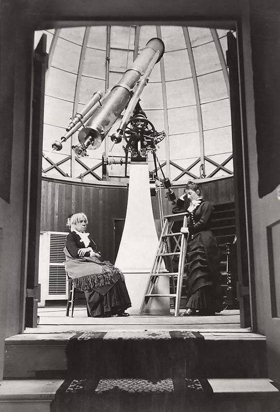 Maria Mitchell（左）和Mary Whitney在瓦萨学院天文台。来源：ID 08.07.07， Archives & Special Coll。， Vassar College Lib。