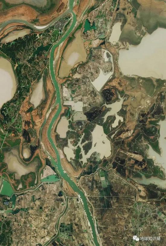 在湖与河之间的小块土地，一旦洪水来临，怕是大部分要一片泽国（图片：tianditu.gov.cn）