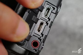 索尼黑卡RX100 VII侧面