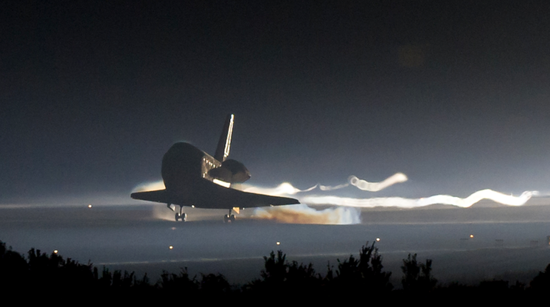 图|亚特兰蒂斯号降落，上演航天飞机绝唱（来源：NASA）