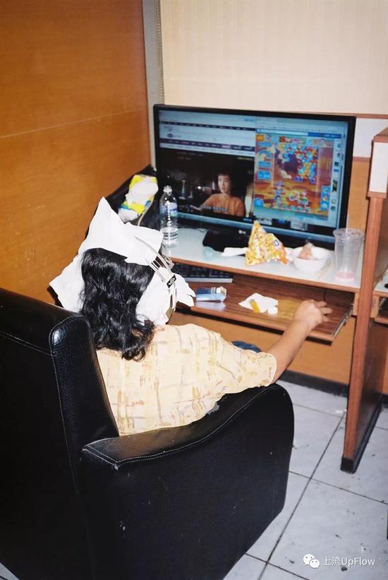 ▲全副武装的网吧顾客 | 来源：陈志贤《INTERNET CAFE! PANDA》