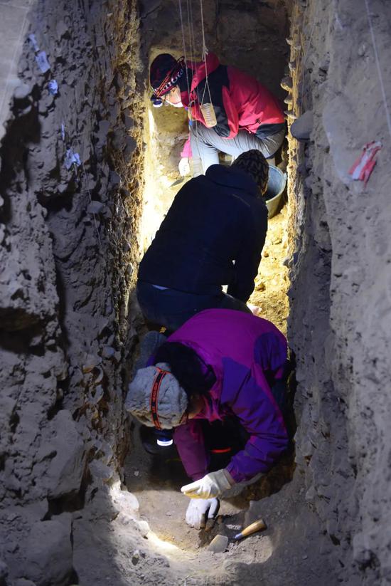 白石崖溶洞遗址发掘（夏欢，申旭科和张东菊）摄影：韩源源；版权：张东菊，兰州大学