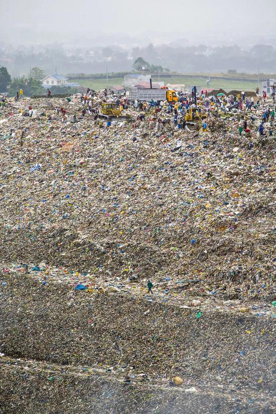  菲律宾马尼拉附近的一处大型垃圾填埋场