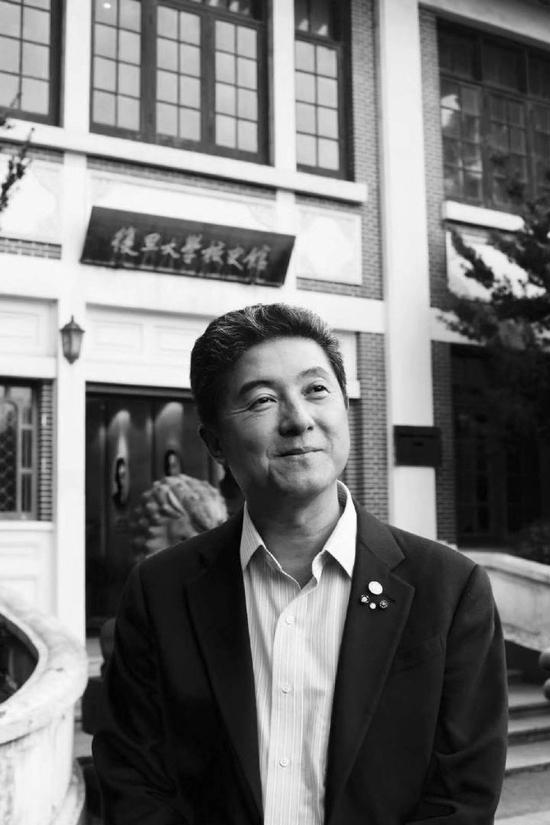张首晟在复旦大学校史馆前留影
