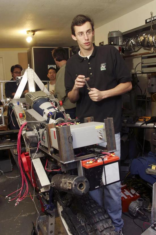 图 | Anthony Levandowski 的自动驾驶摩托车（来源：IEEE Spectrum)