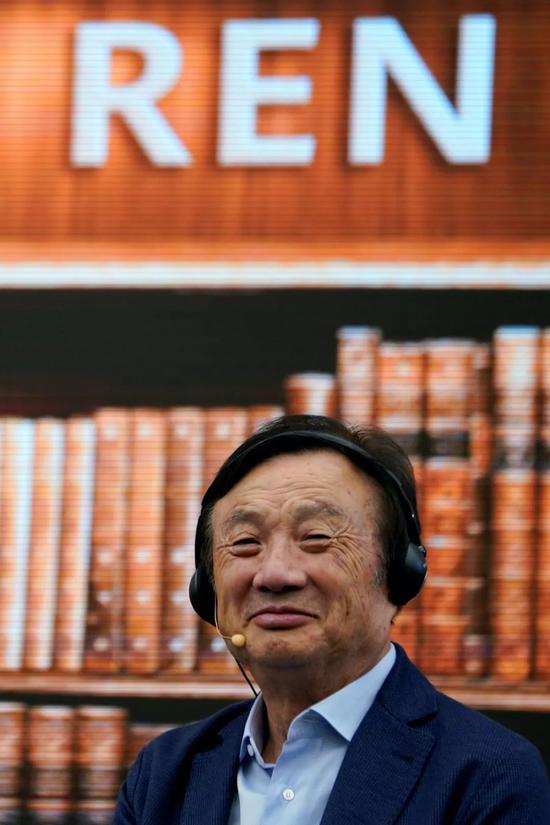 2019年6月17日,华为公司创始人任正非与美国学者乔治·吉尔德、尼古拉斯·内格罗蓬特在华为深圳总部就“技术、市场和企业”主题进行对话。图片来源:视觉中国