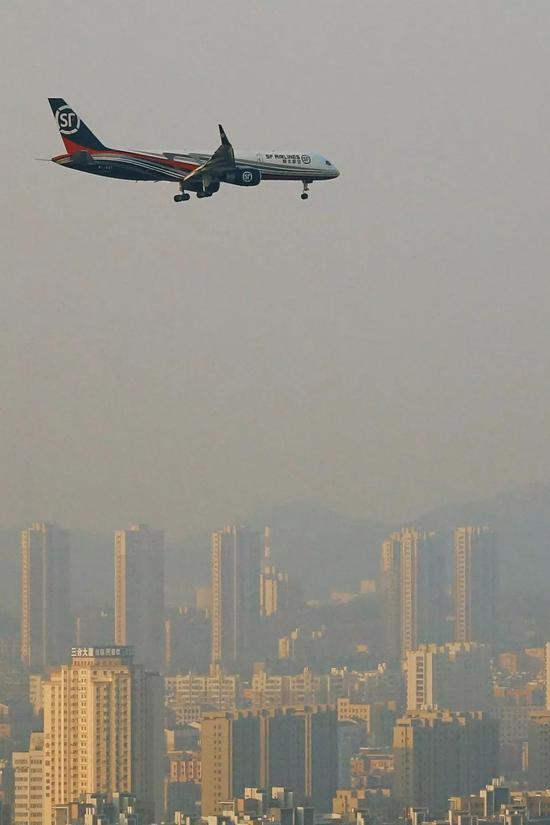 2019年4月4日早晨,一架顺丰航空全货机即将在大连机场着陆。图片来源:视觉中国