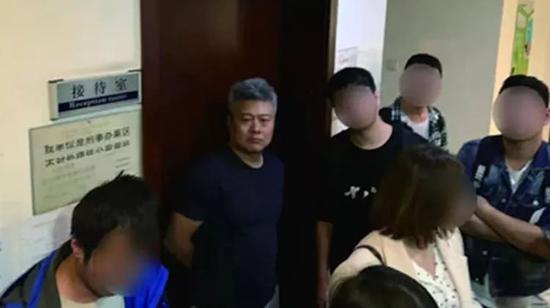 林小森被维权者围住&nbsp; 图片来源于《中国经济周刊》