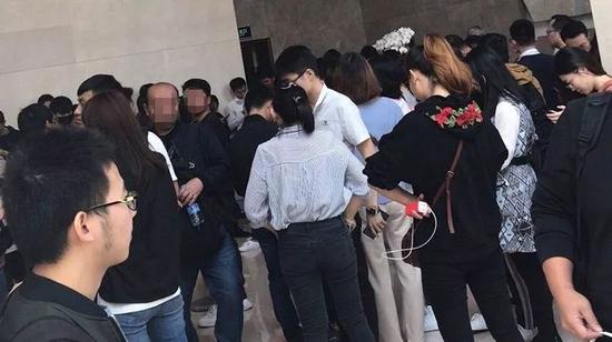 租客在现场维权