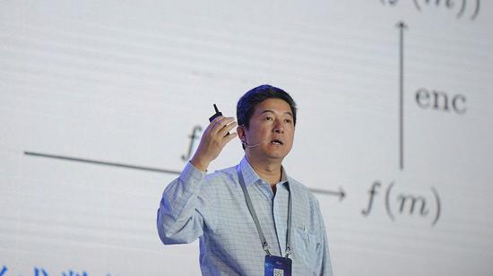 ▲张首晟在复旦大学校史馆前留影。图片来自新京报网。