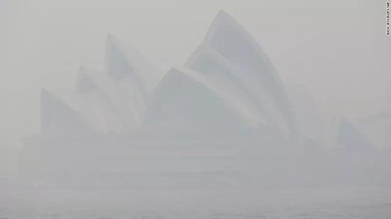 隐藏于烟雾中的悉尼歌剧院。（图片来源：Bianca Britton）
