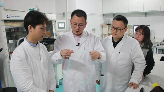 左二为复旦大学高分子科学系主任彭慧胜。图源：复旦大学微信公众号。