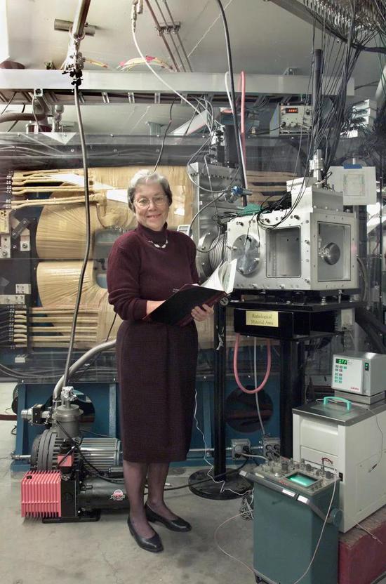 1979年，霍夫曼成为了第一位担任洛斯阿拉莫斯国家实验室科学部门负责人的女性。