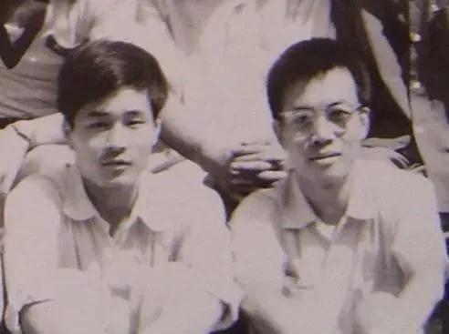 1984年本科毕业照与余廉(右)在一起