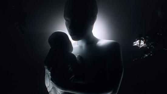 《西部世界》片头出现的仿生人母亲和婴儿
