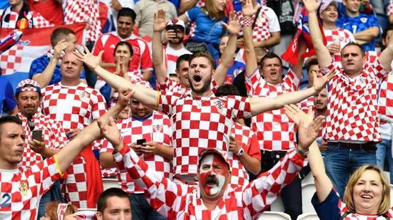 克罗地亚球迷开心庆祝赢球。图片来源：Dictate The Game