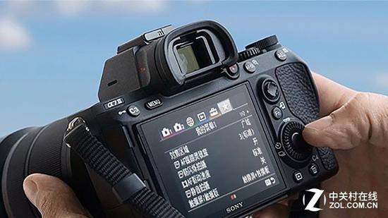 A7III的取景器是236万画点,这样的规格有些滞后