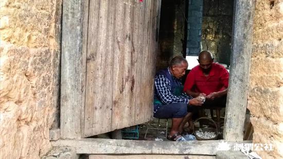 王荣琪的父亲和表叔经常出现在他的视频中 拍摄/石灿