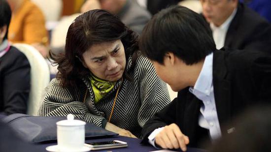 本文头图:2016年3月5日下午,董明珠和雷军在十二届全国人大四次会议广东代表团举行全体会议上同桌谈话。©视觉中国