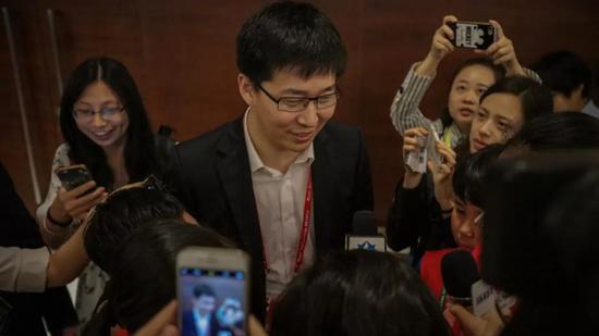 戴维身后,缺少蔡崇信式合伙人护航