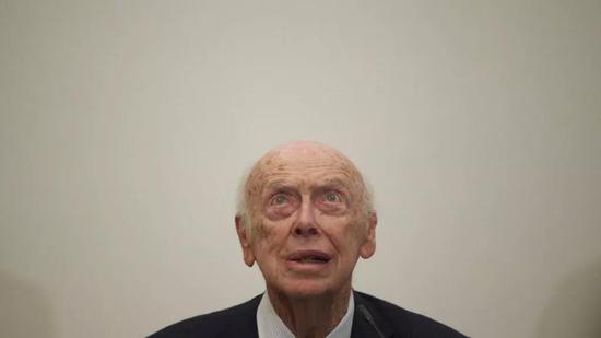 2015年,在俄罗斯科学院演讲时的詹姆斯·沃森(图片来源:IVAN SEKRETAREV/AP)