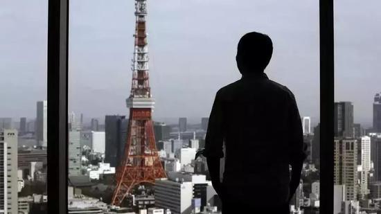 △龟山的背影，那个忧伤的年轻人