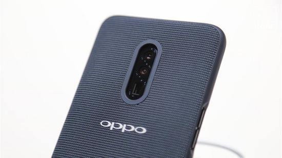 ▲ OPPO 的后置三摄方案,最下为潜望式长焦摄像头