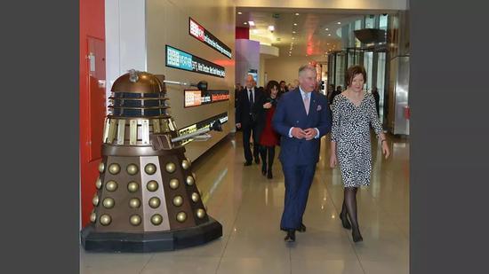图9：查尔斯王子和卡米拉2014年访问英国广播公司时路过Dalek（左边）
