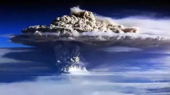 超强火山爆发，将大量硫酸盐气溶胶喷射进入平流层，减少入射太阳辐射形成全球温度降低。
