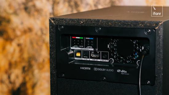 �� HT-S500RF �Ŀ�������ʵ���ڵ������ϣ��������� Soundbar ��