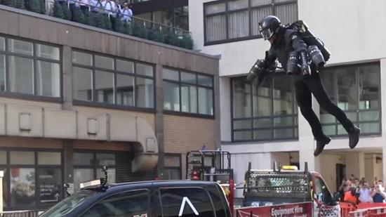 8秒上天 这个世界的“钢铁侠”越来越多了