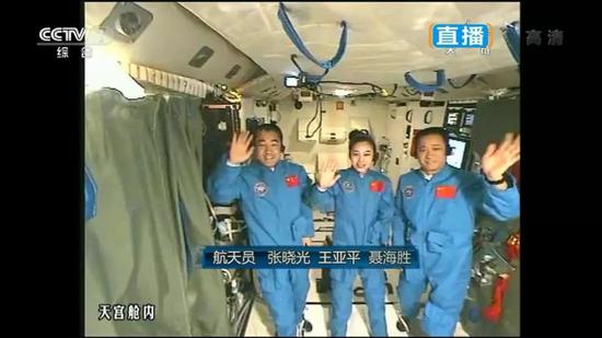 太空授课三人组(图片来源:搜狐网)