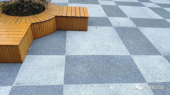 南昌红谷滩区长江路的海绵城市渗水材料路面，作者亲测雨天不易积水（图片@冷夜寒星）