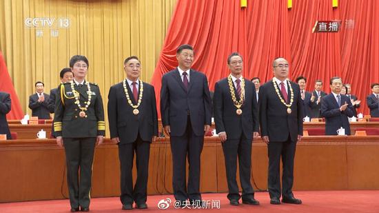 9月8日上午10时，全国抗击新冠肺炎疫情表彰大会在北京人民大会堂隆重举行。习近平主席为国家勋章和国家荣誉称号获得者颁授勋章奖章（右一为张定宇）
