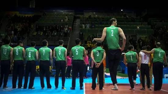 身高2.46米的伊朗坐式排球运动员 Morteza Mehrzad。图片来源：rolling without limits