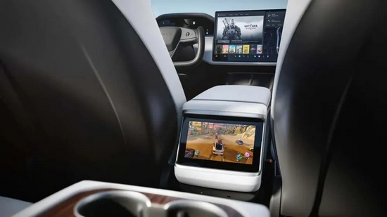 ▲特斯拉Model S车内共有三块屏幕