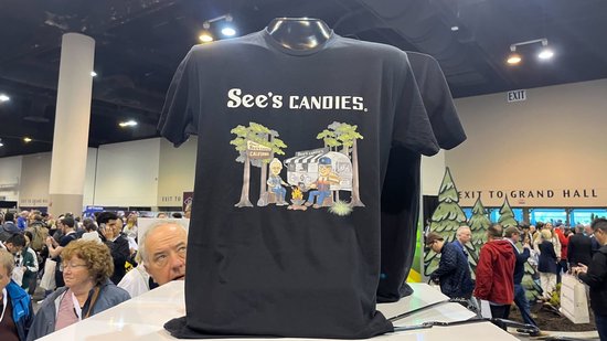 在内布拉斯加州奥马哈举行的伯克希尔・哈撒韦公司年度股东大会上,有人穿着喜诗糖果(See's Candies)的 T 恤。